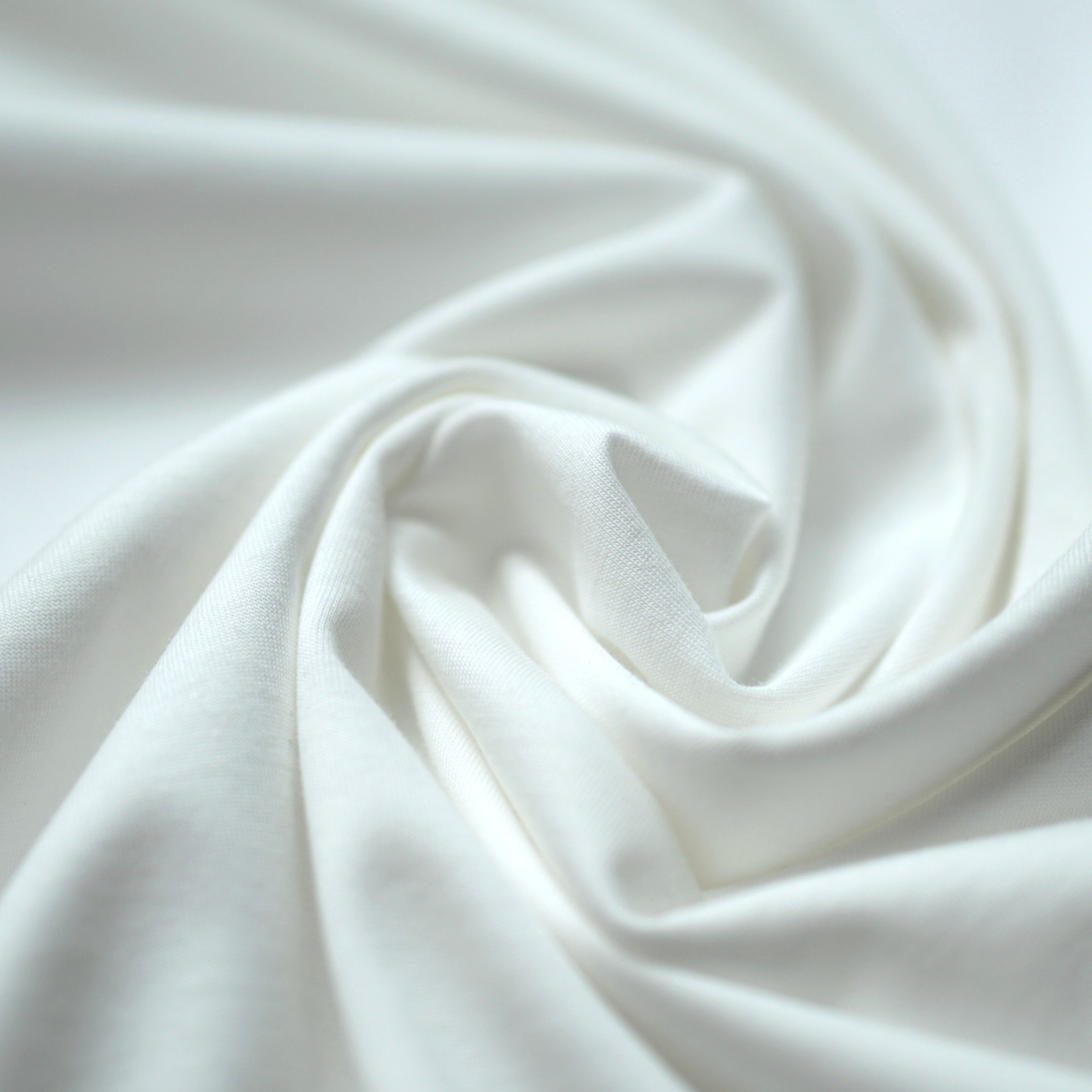 Tシャツの常識が変わる。シルクのような肌触りが生み出す、大人のための究極のドレスT。